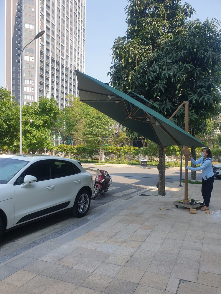 Dù lệch tâm vuông 3m hợp kim nhôm xoay 360 màu xanh